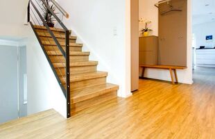 Wohnhaus in Asperg, Wohnraum und Treppe mit Design-Vinyl